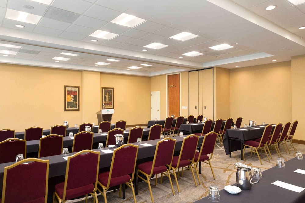 Embassy Suites by Hilton Baltimore at BWI Airport - photo 38