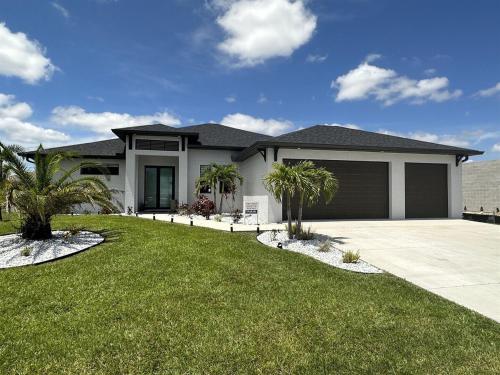 Beauty with heated pool and spa Villa Coral Pearl — 4-Star Luxury Hotel in Cape Coral, United States