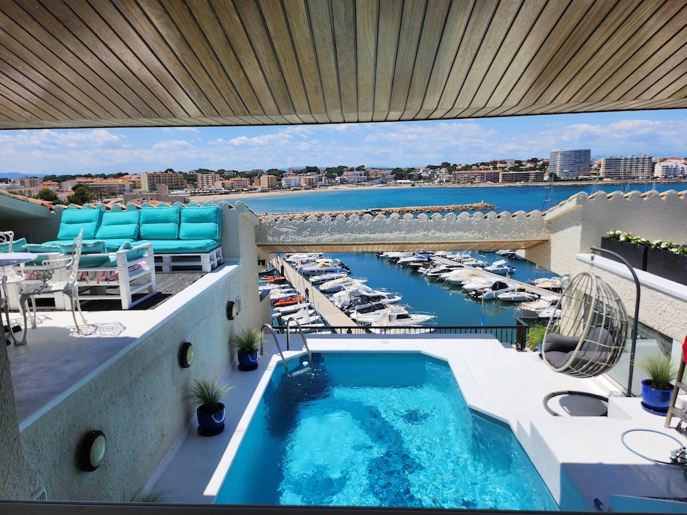 Solo Atico Guest Suites in L'escala, Spain