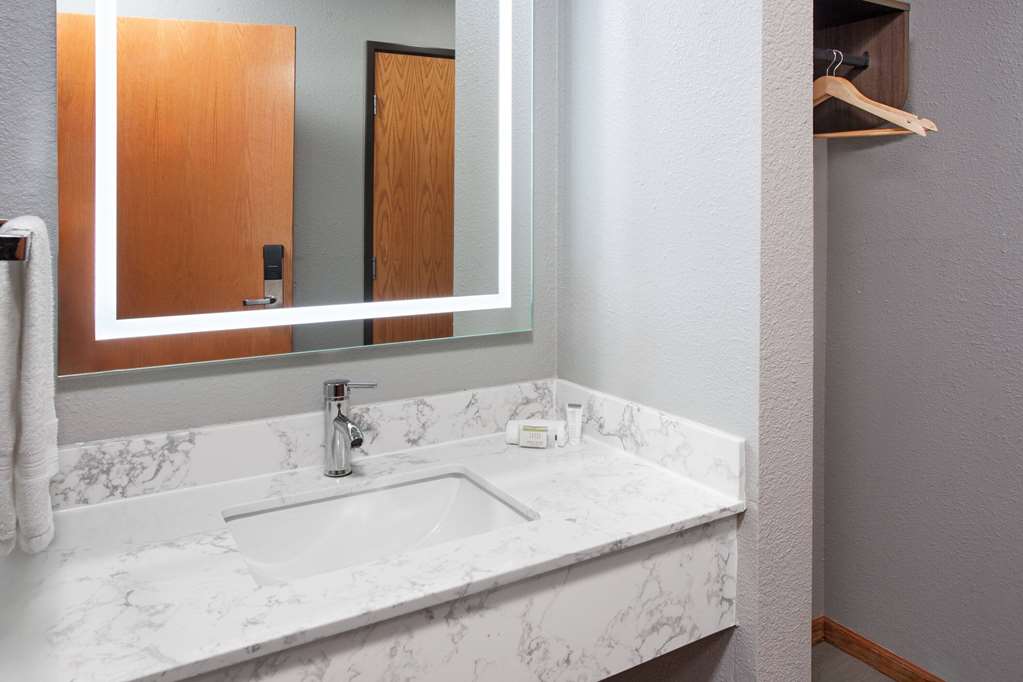 Super 8 by Wyndham McHenry Fox Lake Area — hotel in Mchenry