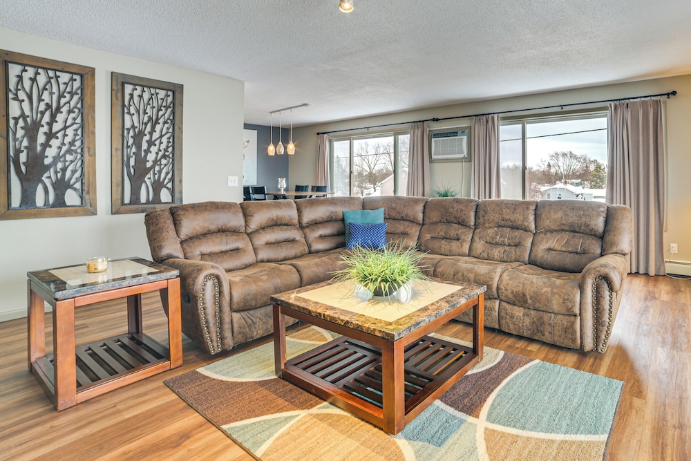 Lake Views and Grill Walk to Lake Huron and Dtwn — 4-Star Luxury Hotel in East Tawas, United States