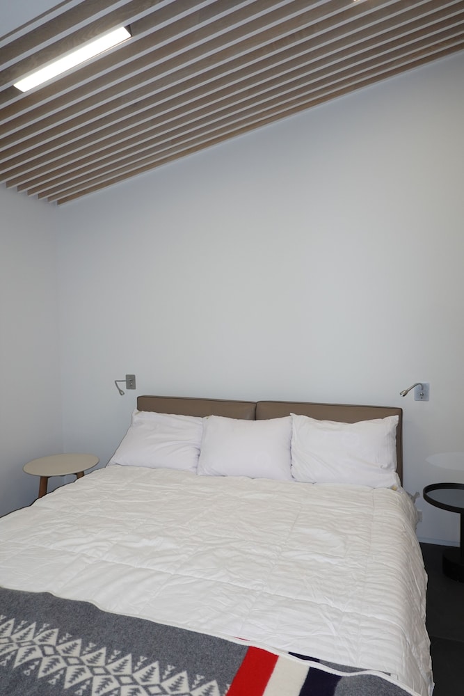 Deluxe 2 Bedroom Apartments at Resort with Outdoor Pool & Hot Tub - photo 4
