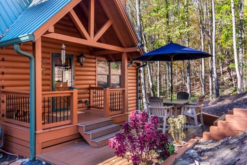 Log Cabin Lake Hot Tub Near Wineries & Hiking — 4-Star Luxury Hotel in Dahlonega, United States