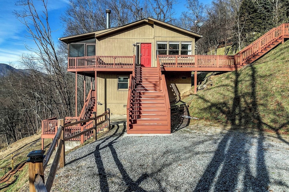 Dee's Cozy Cottage — 5-Star Luxury Hotel in Waynesville, United States