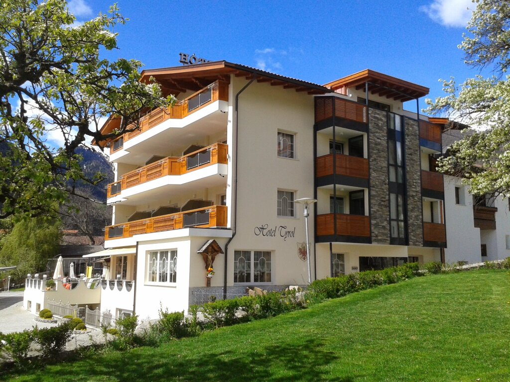 Hotel Tyrol - last minute hotel in Malles Venosta