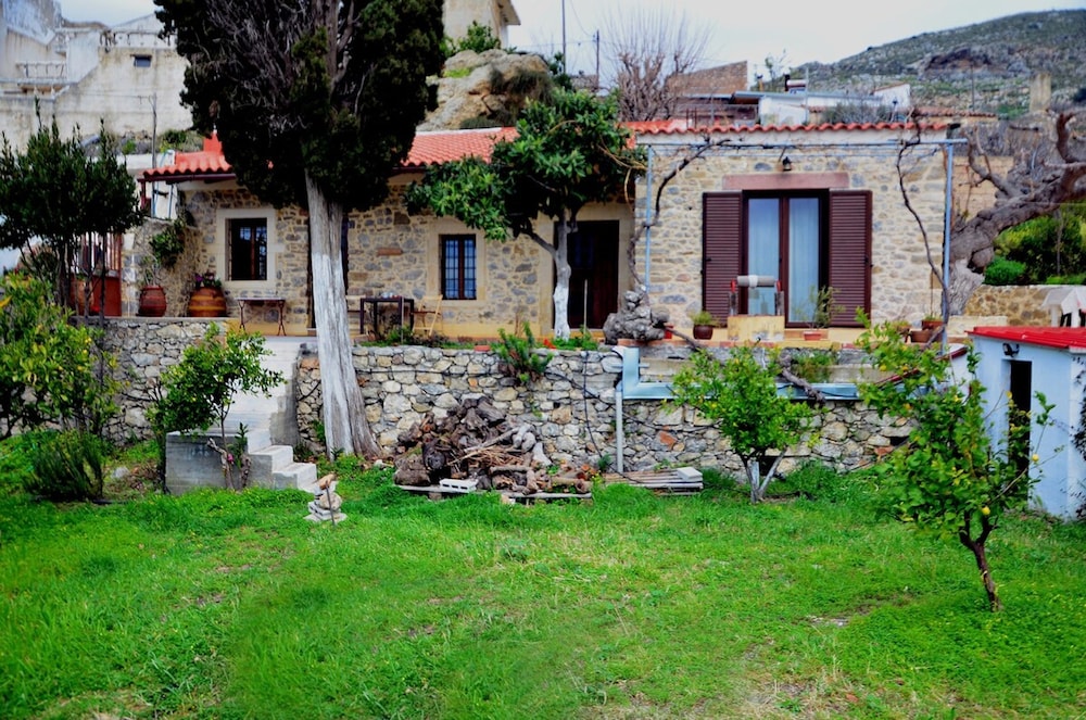 Villa Fragk in Nipiditos village — 4-Star Luxury Hotel in Arkalochori, Greece