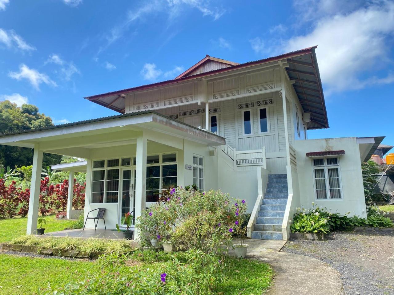 A beautiful and Spacious Rumah Manado 2 Bedrooms with Bathrooms Villa Marion Tomohon — 4-Star Luxury Hotel in Tomohon, Indonesia