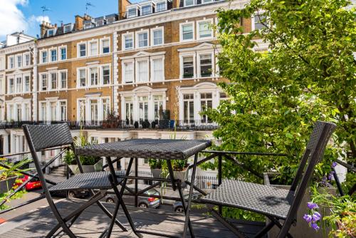 2 Bedroom Victorian Apartment in Kensington — 4-Star Luxury Hotel in London, United Kingdom