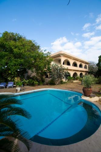 Maweni House Beachfront Pool AC & Cook — 4-Star Luxury Hotel in Kilifi, Kenya