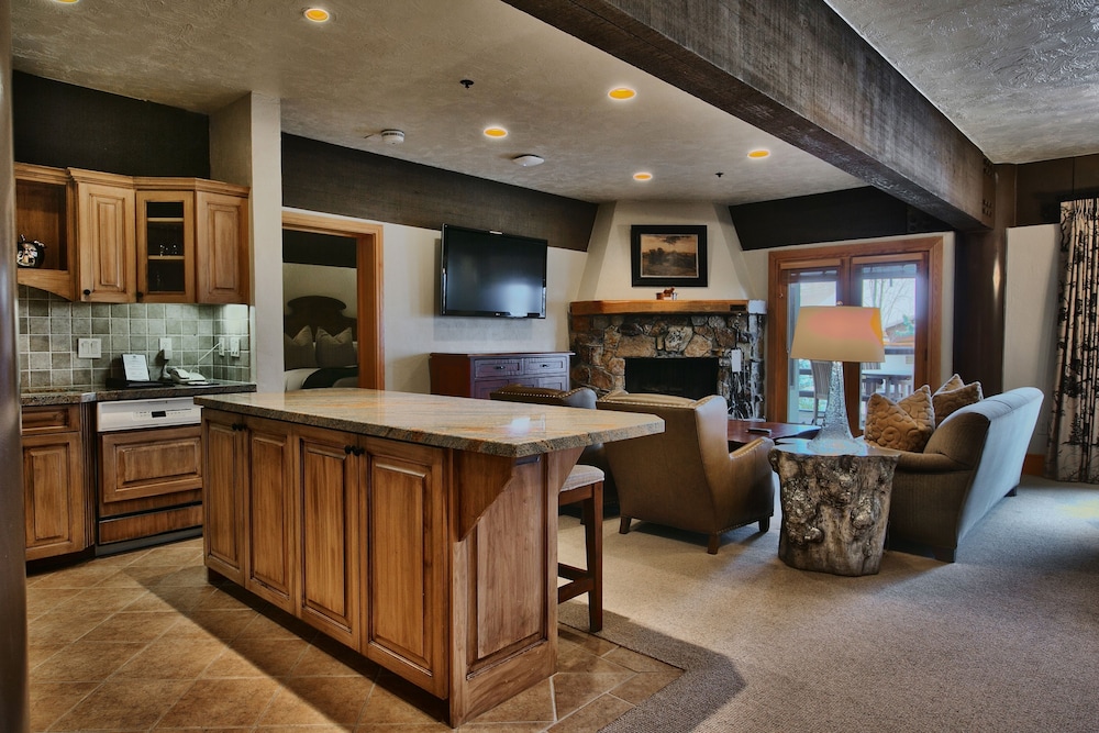 Luxury Three Bedroom Suite with Mountain Views and Hot Tub 3 Apartment Hotel by RedAwning - photo 6