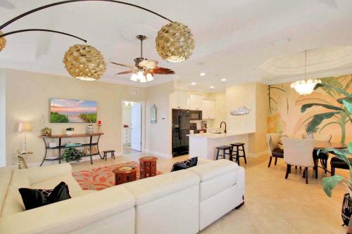 2BR Condo On Venice Island Minutes To Beaches — 4-Star Luxury Hotel in Venice, United States