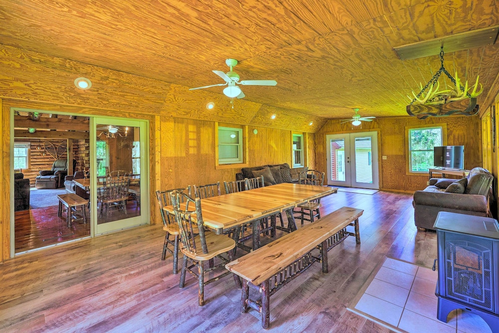 Rustic Zanesville Getaway with Expansive Yard — hotel in Zanesville
