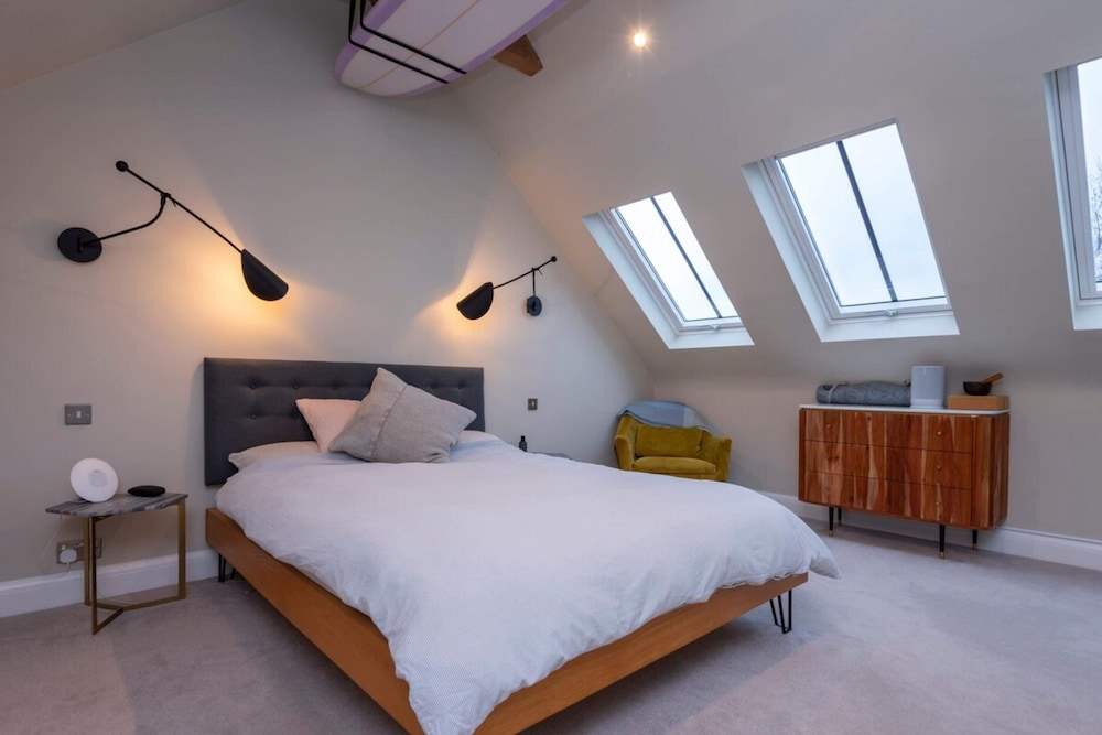 2 Bedroom Apartment 200m From Richmond Park — 4-Star Luxury Hotel in Kingston Upon Thames, United Kingdom