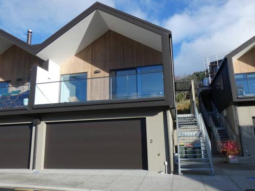 Remarkable Cozy 3 Bedroom 2 Bathroom Townhouse — 4-Star Luxury Hotel in Queenstown, New Zealand