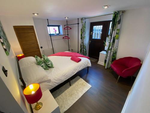 2 Bedroom Garden Apartment with parking