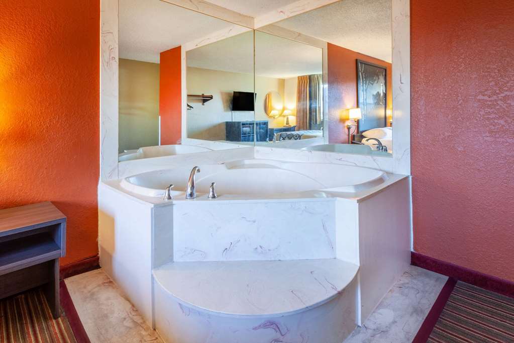 Super 8 by Wyndham Roseville Detroit Area - photo 25