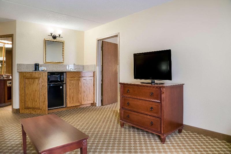 Quality Inn & Suites - photo 26