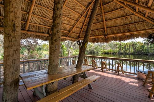 Riverside Luau Tiki Hut Fire Pit & Outdoor Fun — 4-Star Luxury Hotel in Bradenton, United States