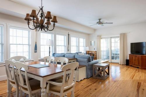 Steps from the Beach Spacious Condo with Amenities — 4-Star Luxury Hotel in Kill Devil Hills, United States