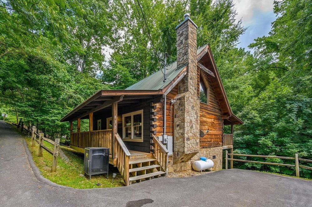 Sunrise Woods Retreat — 5-Star Luxury Hotel in Sevierville, United States