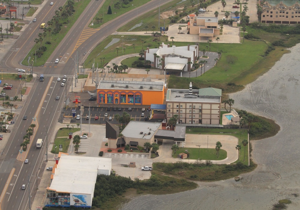 Blue Bay Inn & Suites - photo 88
