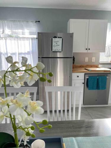 House of Manatees Entire house with yard fire pit dog friendly — 4-Star Luxury Hotel in Crystal River, United States