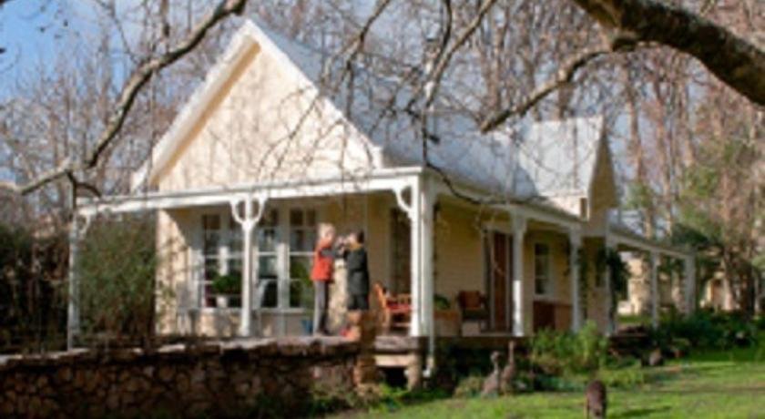 Elm Wood Cottages — 4-Star Luxury Hotel in Westbury, Australia