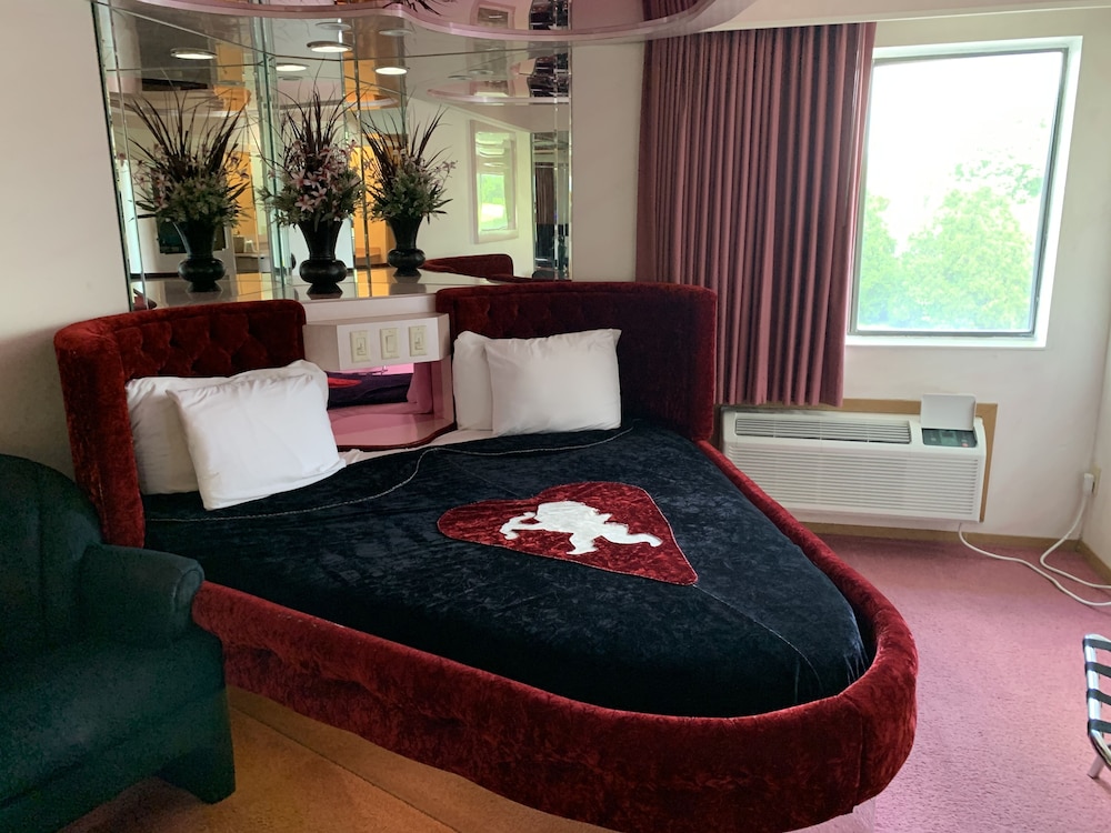 Designer Inn & Suites - photo 18