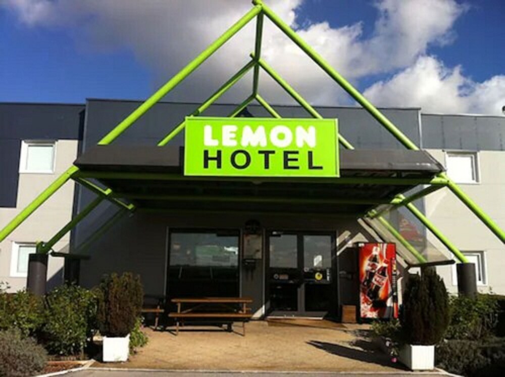 Lemon Hotel Saint Omer in Arques, France