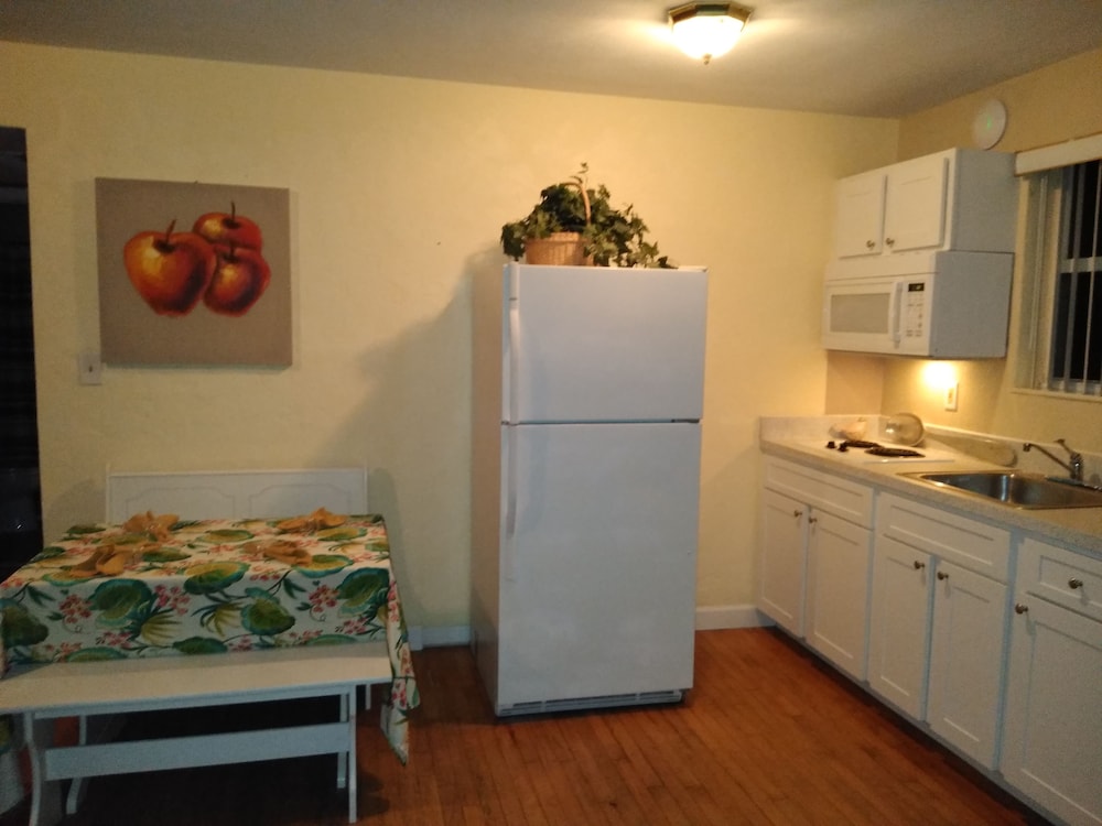 Swashbuckler Motel - photo 20