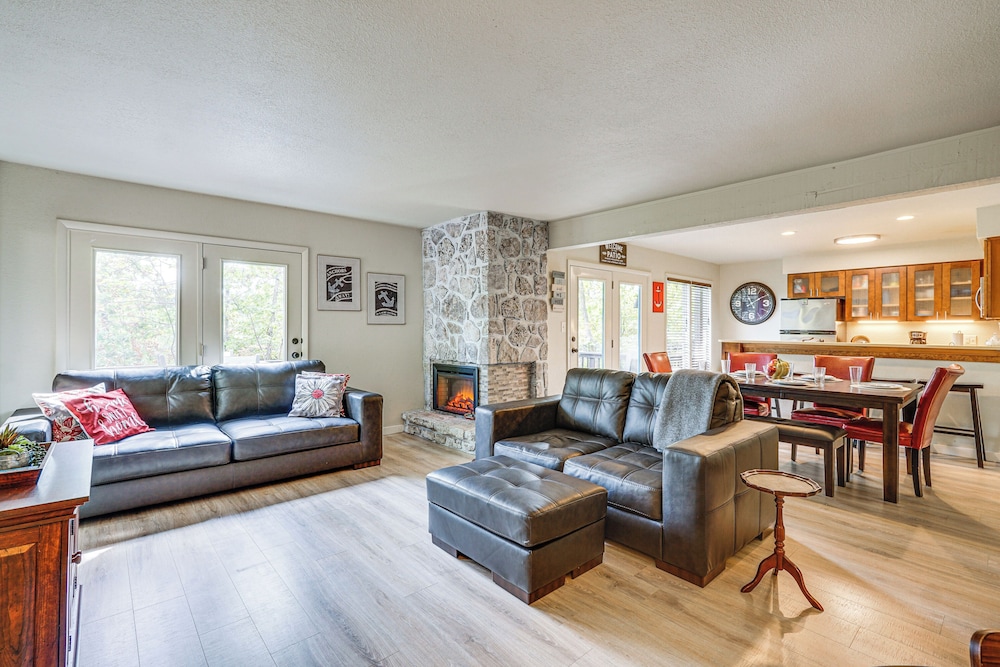 Osage Beach Home Deck Pool Access — 4-Star Luxury Hotel in Osage Beach, United States