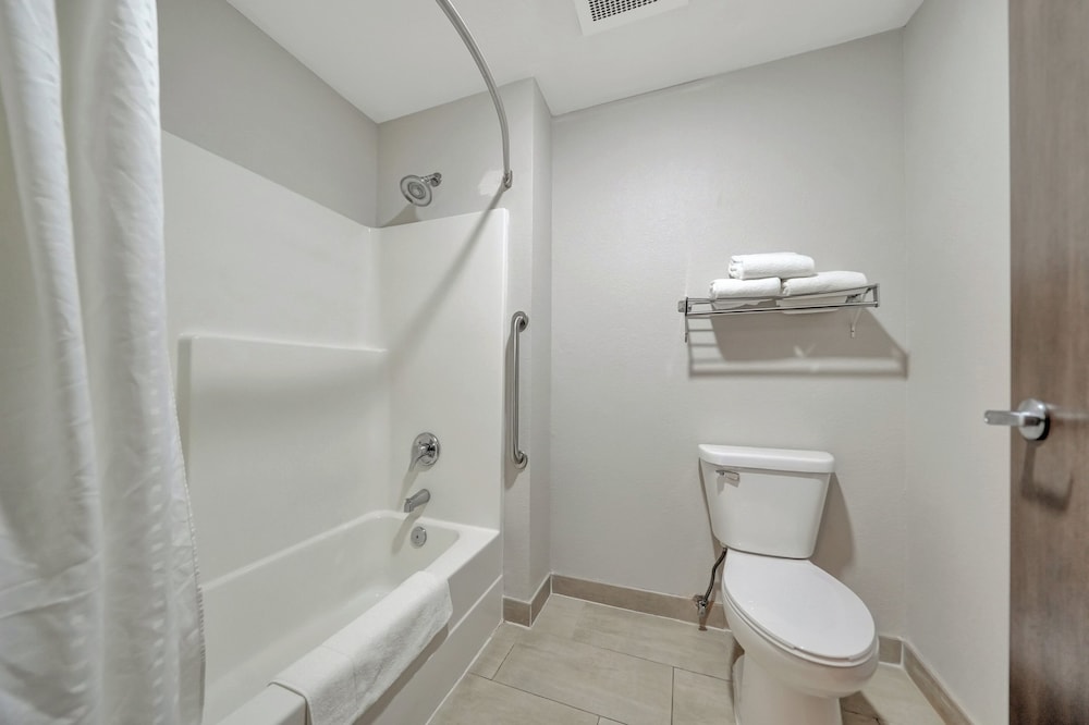 Holiday Inn Express Hotel & Suites Beatrice by IHG - photo 75