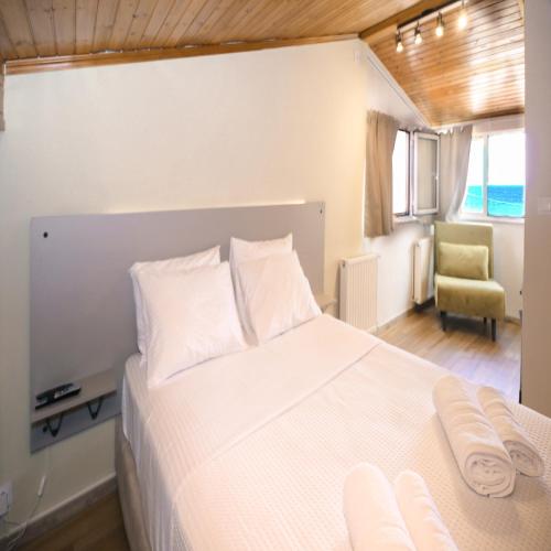 Family beach house near airport — 4-Star Luxury Hotel in Artemida, Greece