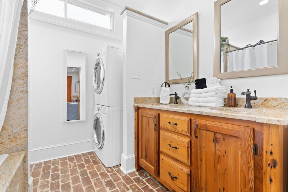 Mid City 2BR w Balcony Near Canal Streetcar - photo 22