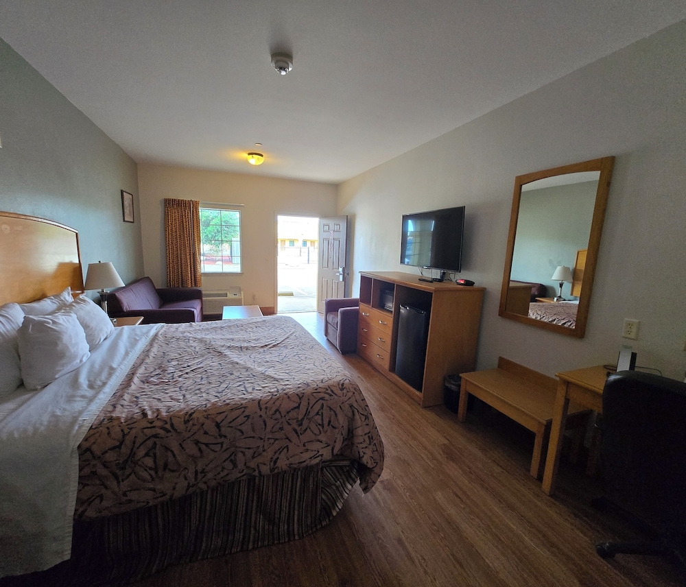 Whitesboro Inn & Suites - photo 8