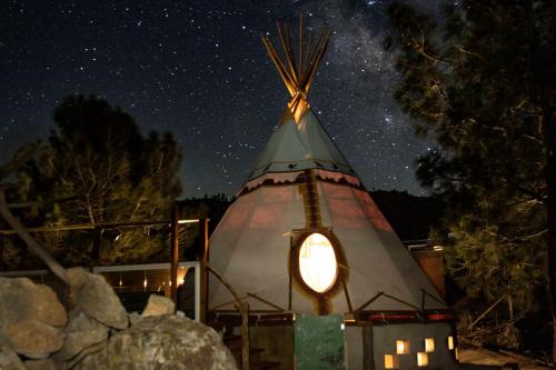 Big Glamping Teepee - carbon neutral hotel in Bodfish