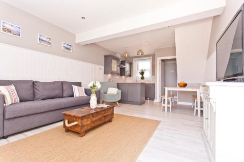 Coastguard Cottages By Bournecoast A Charming Victorian Holiday Home With Sea Views Hot Tub And Garden Hb6098 — 4-Star Luxury Hotel in Bournemouth, United Kingdom