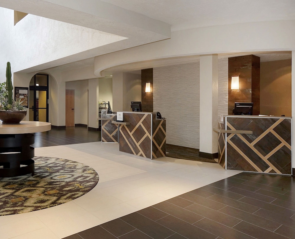 Embassy Suites by Hilton Phoenix Tempe - photo 4