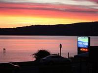 Twin Peaks Lakeside Inn