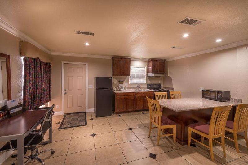 Edgewater Inn Reedley - photo 13