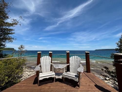 Beeshore Lakehouse Waterfront Bliss and Comfort in Unknown City, Canada