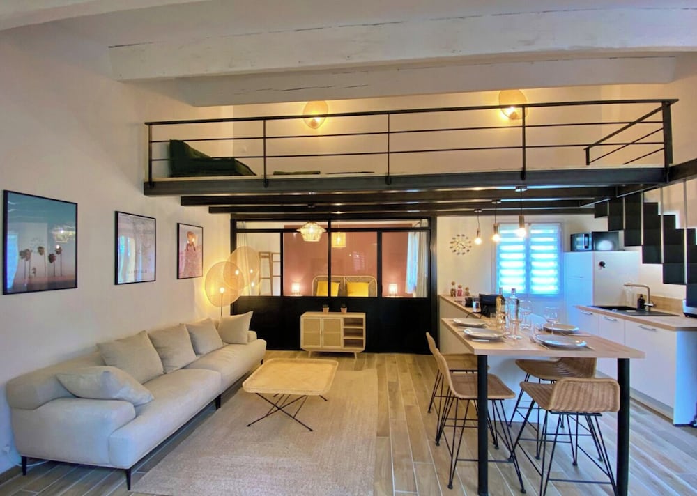 Le Loft Jacuzzi — 4-Star Luxury Hotel in Ventabren, France