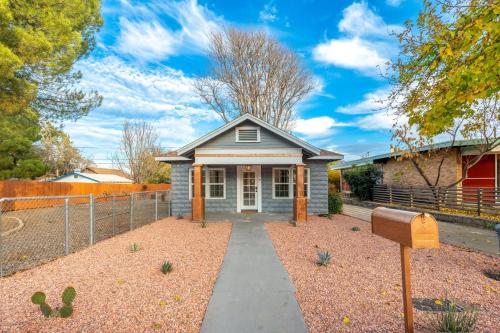 Walk to Old Town Cozy Restored Cottage — 4-Star Luxury Hotel in Cottonwood, United States