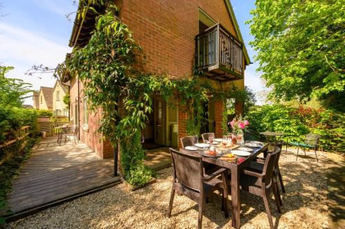 Cosy Cotswold Lodge by Your Home Here ideal for families log burner spa private parking EV Hookup included and heated swimming pools — 4-Star Luxury Hotel in Ashton Keynes, United Kingdom