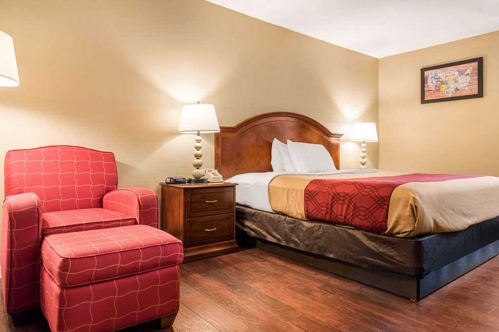Econo Lodge Holland Toledo - photo 17