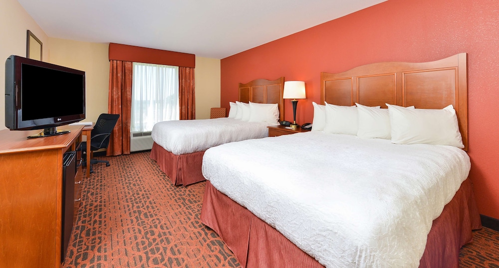 Hampton Inn Clinton IA - photo 16
