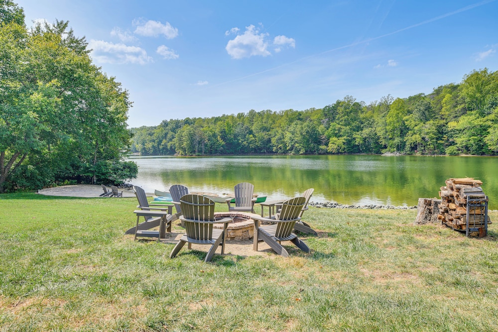 Lake Anna Home with Dock and Private Shoreline — 4-Star Luxury Hotel in Louisa, United States