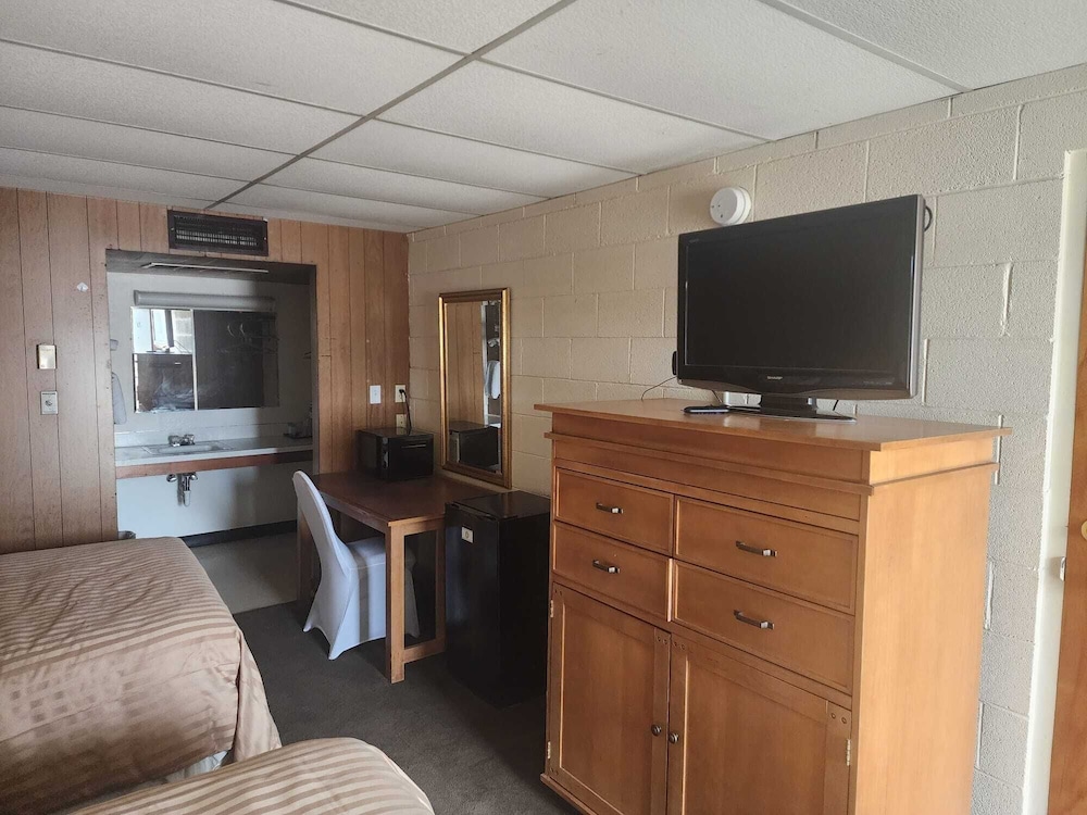 First Inn By OYO Quinter Hwy 70 - photo 12