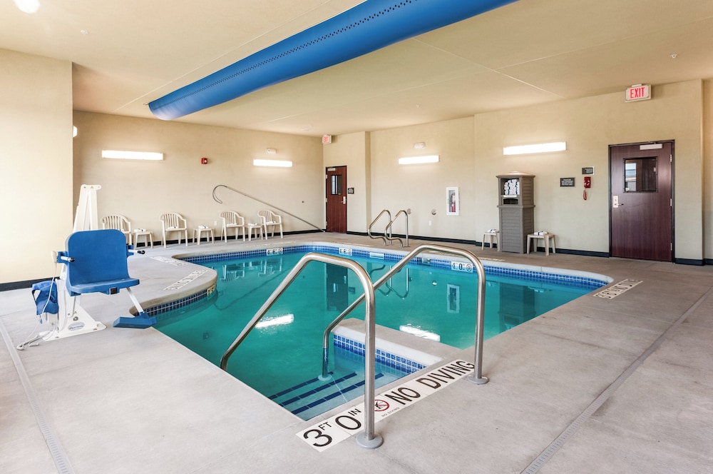 Cobblestone Hotel & Suites Appleton International Airport - photo 28