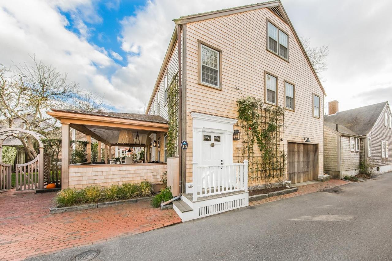 Close To Dtwn Nantucket Group Getaway With Patio — Nantucket